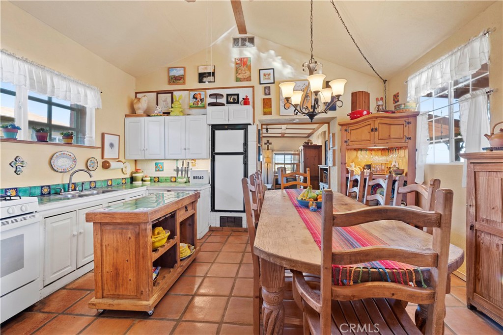 2860 Orange Trl, Pioneertown, CA 92268