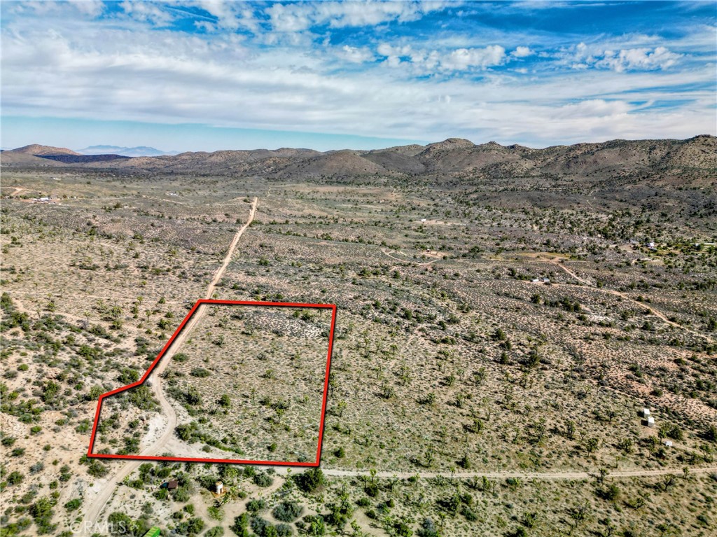 27 Vista Rd, Pioneertown, CA 92356