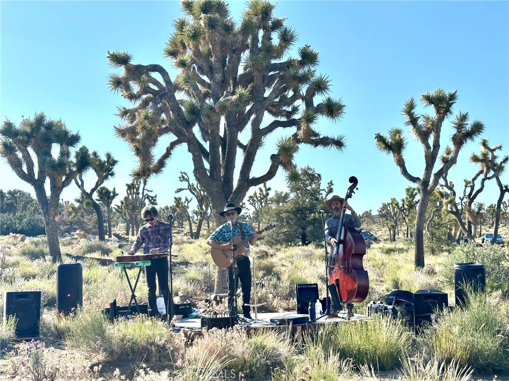 27 Vista Rd, Pioneertown, CA 92356