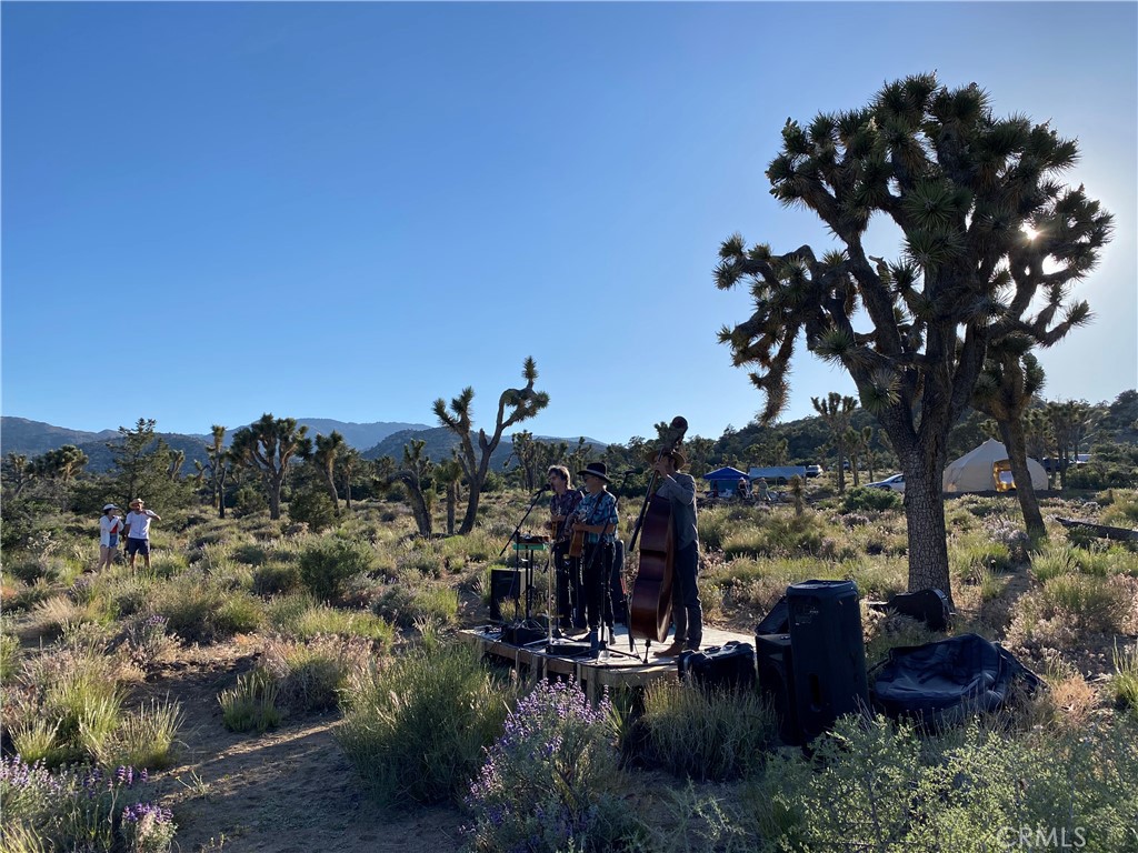 27 Vista Rd, Pioneertown, CA 92356