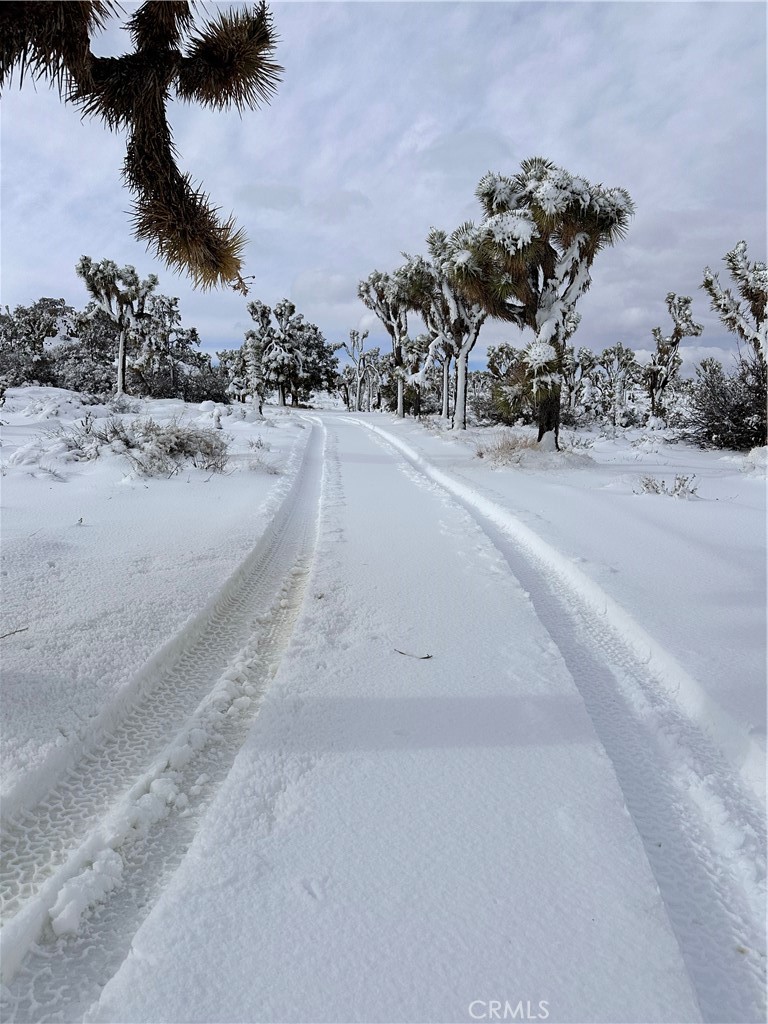 27 Vista Rd, Pioneertown, CA 92356