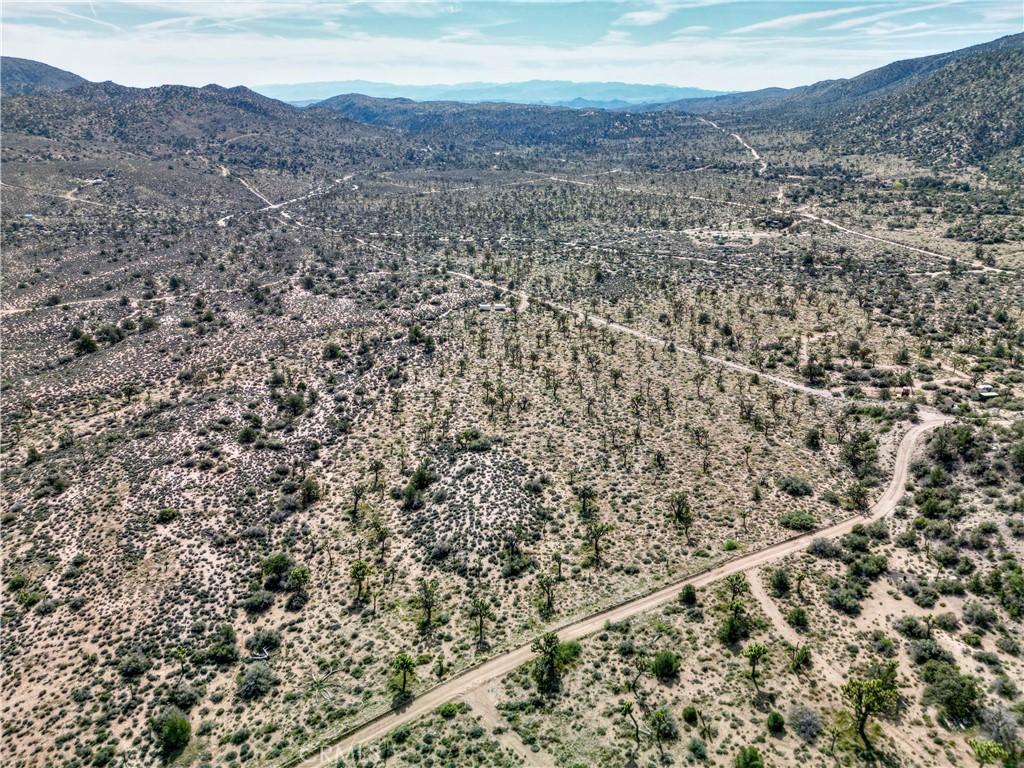 27 Vista Rd, Pioneertown, CA 92356