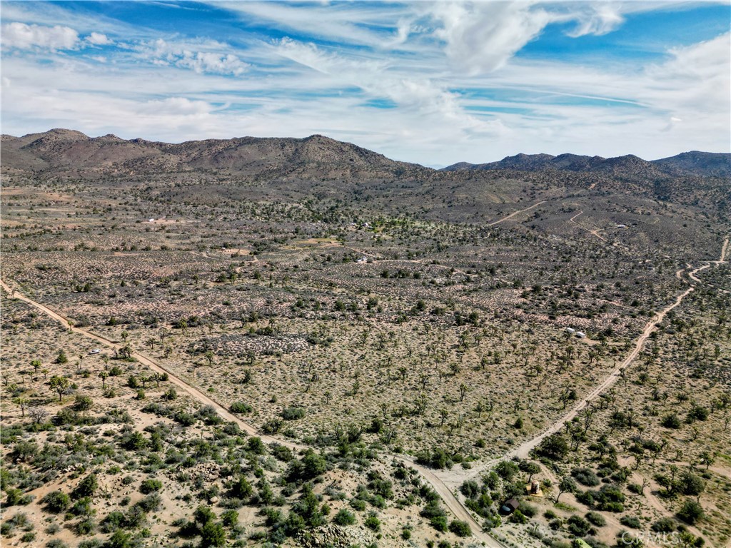 27 Vista Rd, Pioneertown, CA 92356