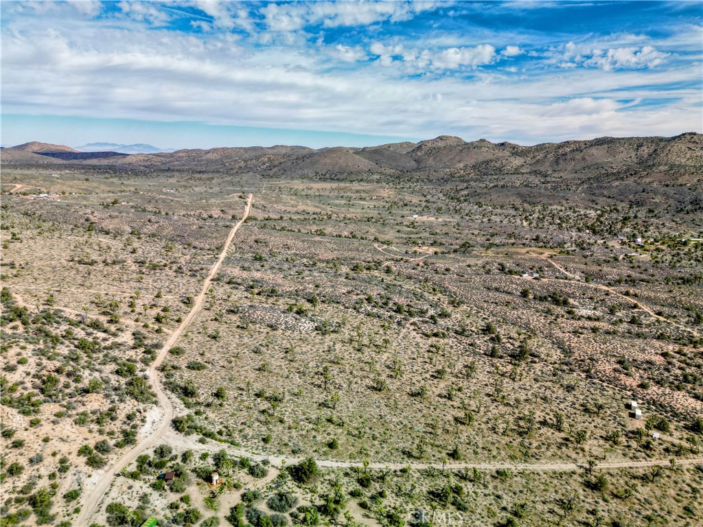 27 Vista Rd, Pioneertown, CA 92356
