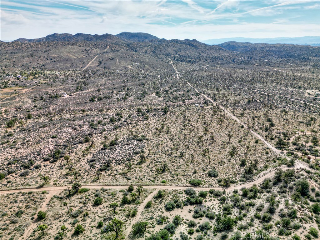 27 Vista Rd, Pioneertown, CA 92356