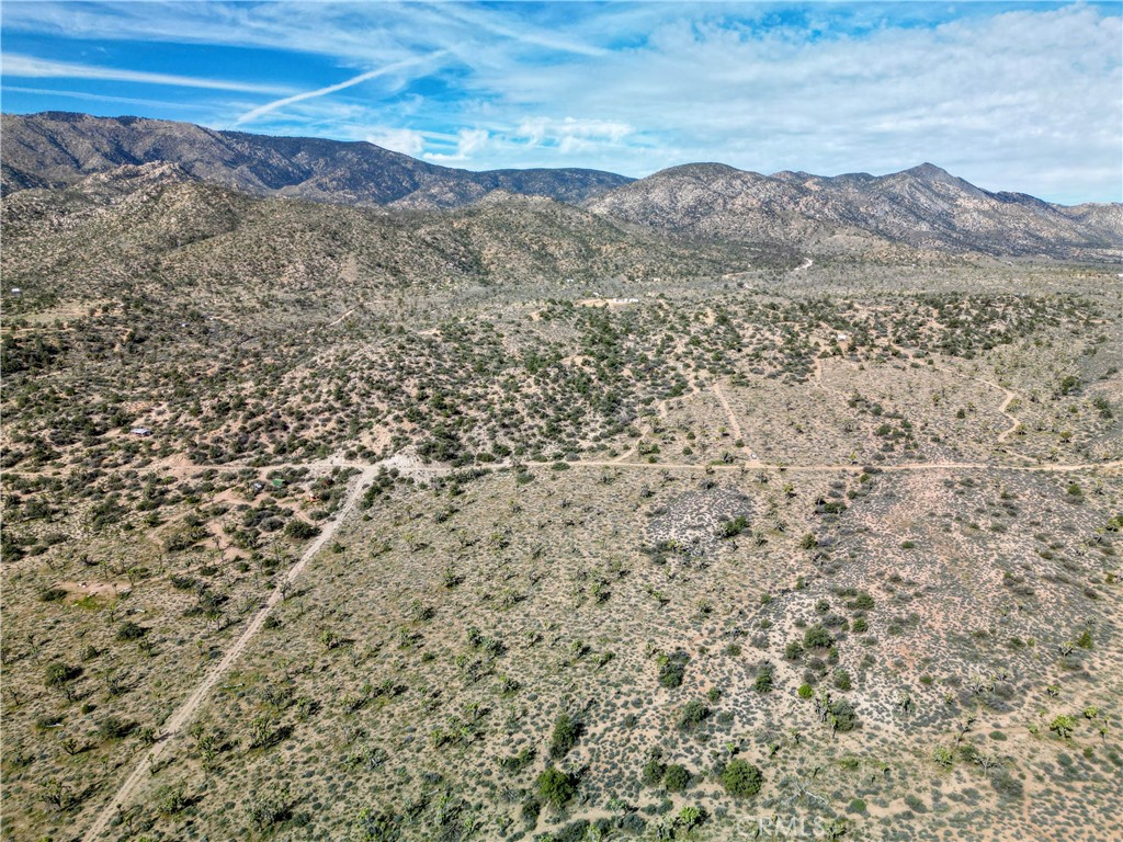27 Vista Rd, Pioneertown, CA 92356