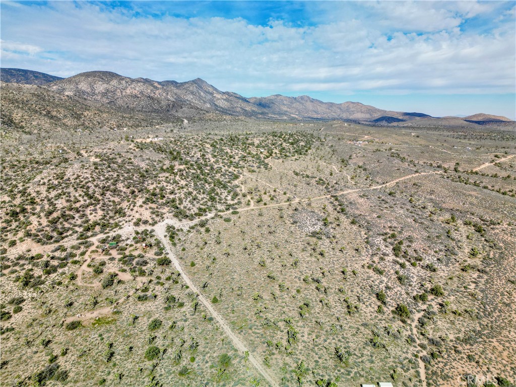 27 Vista Rd, Pioneertown, CA 92356