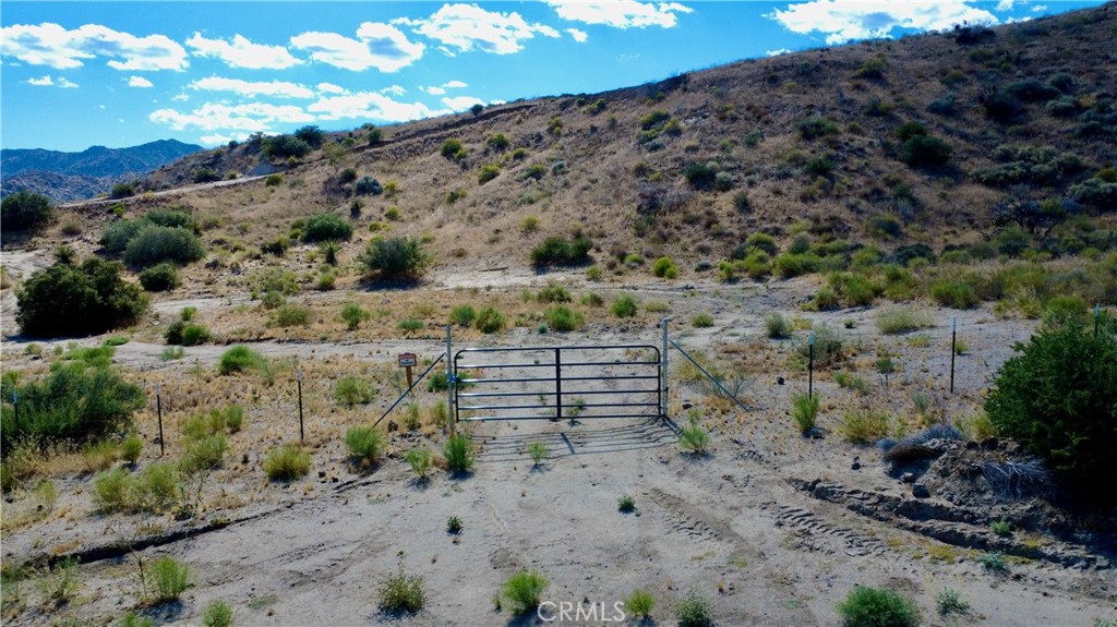 101 Cimarron Rd, Pioneertown, CA 92268