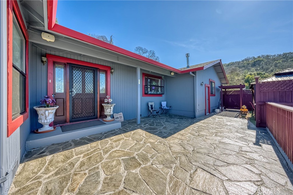 7047 Panoramic Dr, Lucerne, CA 95458