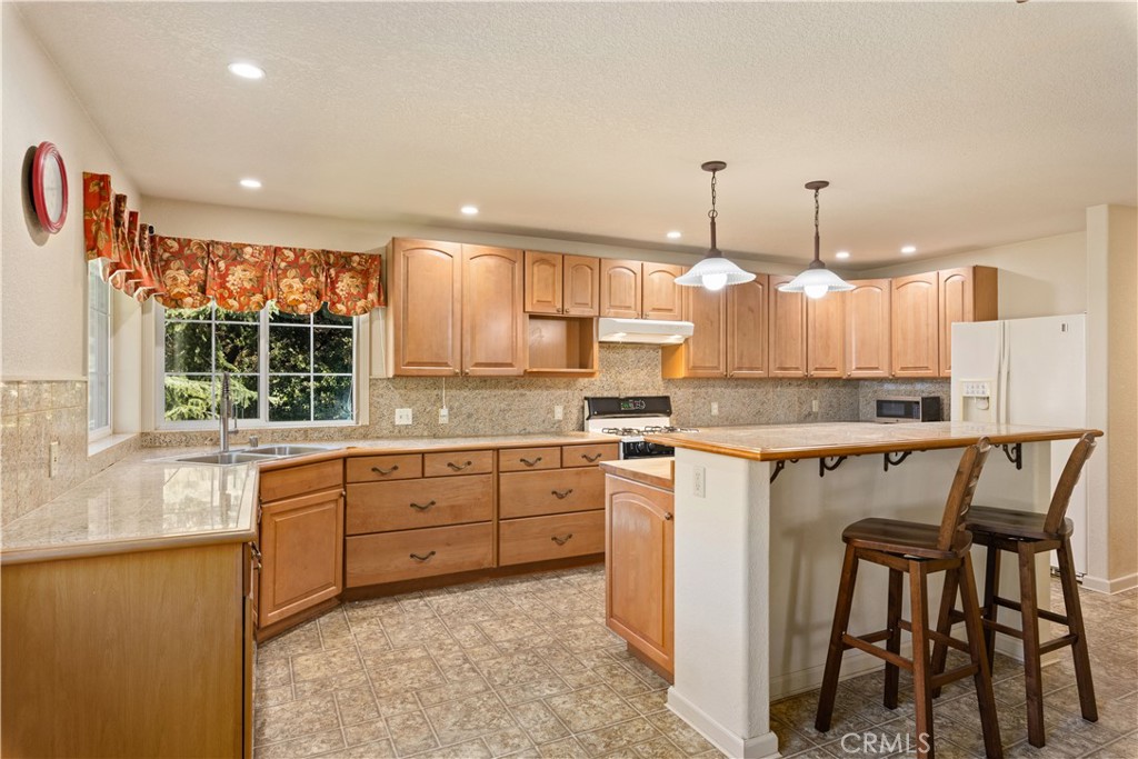 8656 Paradise Valley Blvd, Lucerne, CA 95458