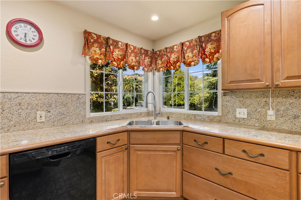 8656 Paradise Valley Blvd, Lucerne, CA 95458