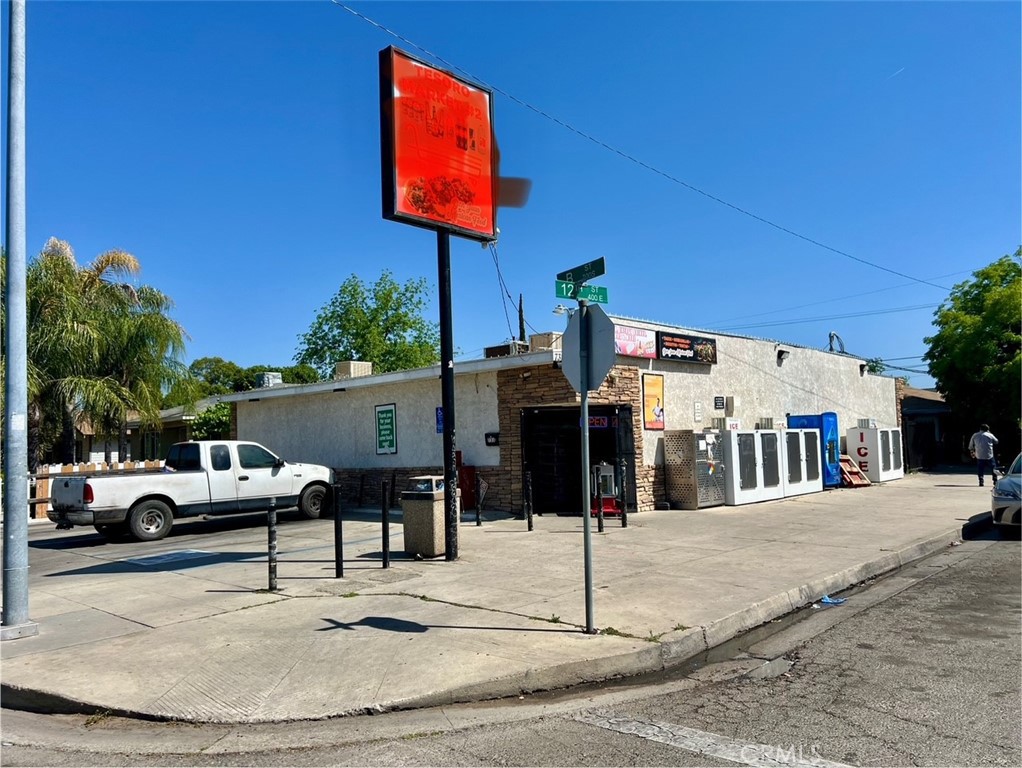 409 E 12th St, Madera, CA 93638