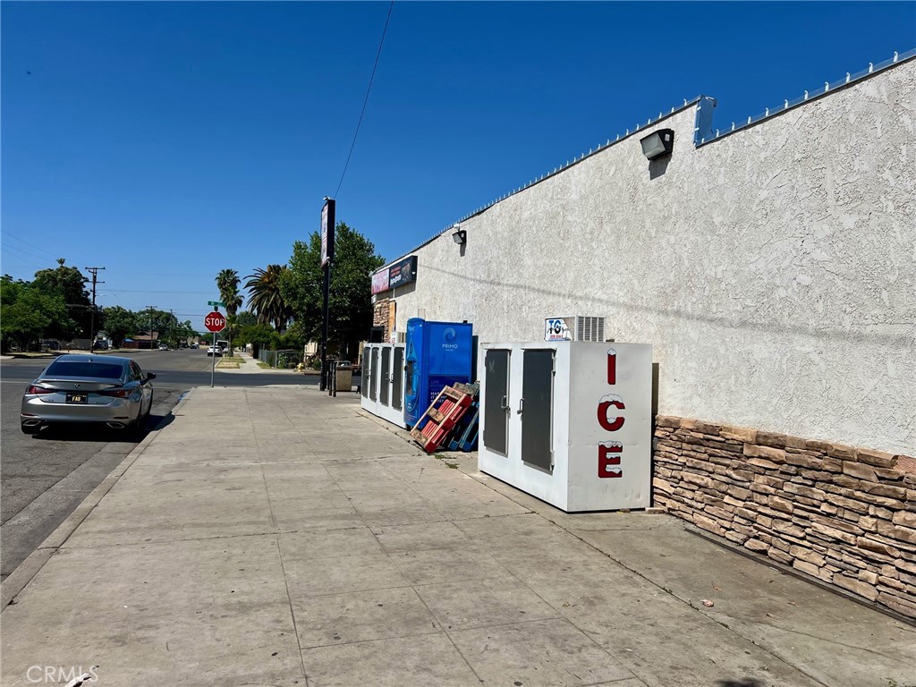 409 E 12th St, Madera, CA 93638