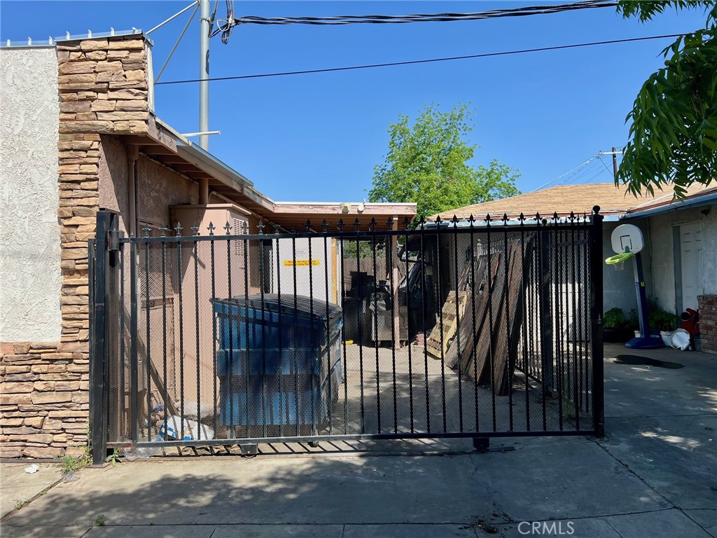 409 E 12th St, Madera, CA 93638