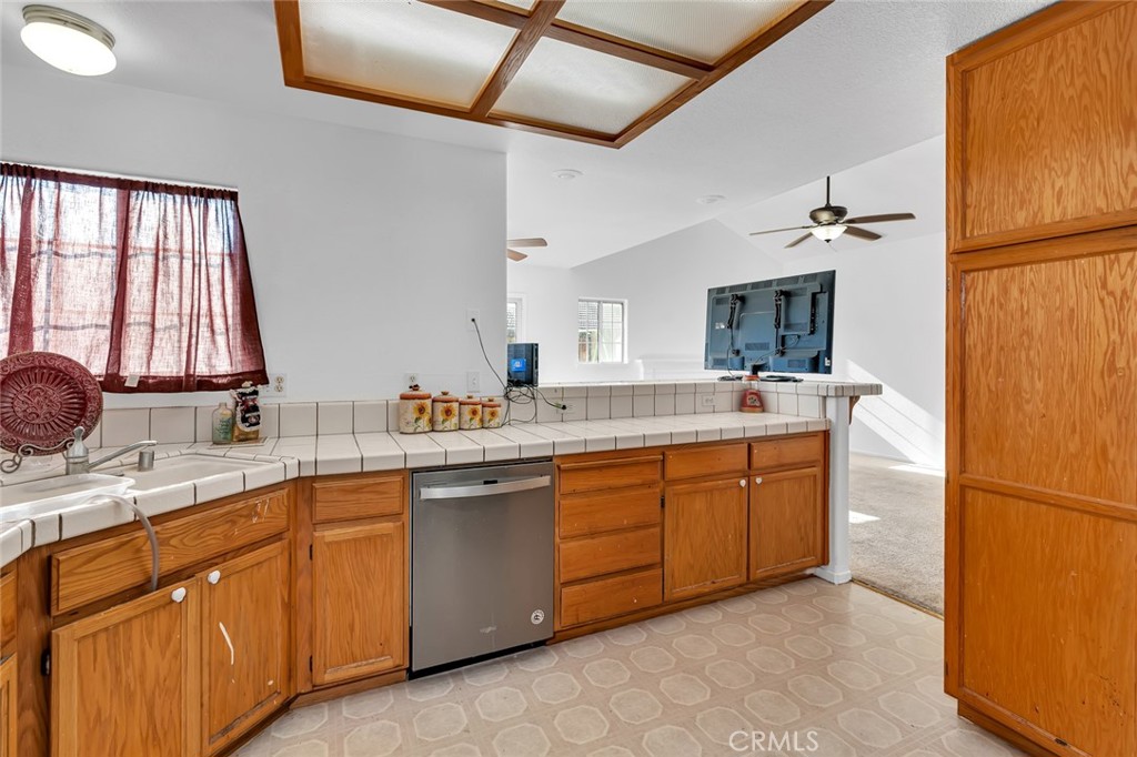 1928 Davis Dr, Los Banos, CA 93635