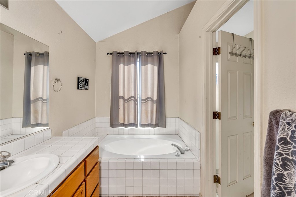 1928 Davis Dr, Los Banos, CA 93635