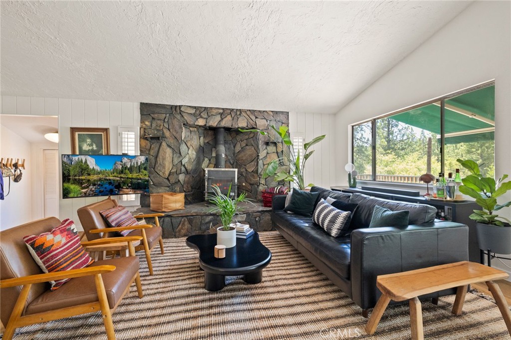 20018 Pine Mountain Dr, Groveland, CA 95321