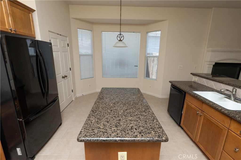 8185 Lakeshore Dr, Chowchilla, CA 93610