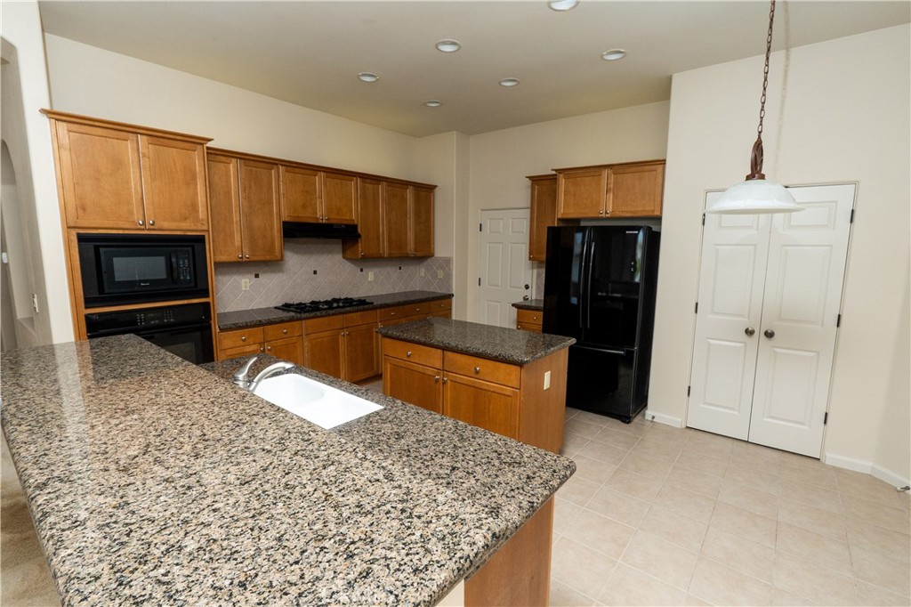 8185 Lakeshore Dr, Chowchilla, CA 93610