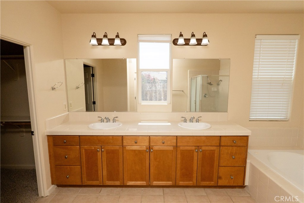 8185 Lakeshore Dr, Chowchilla, CA 93610