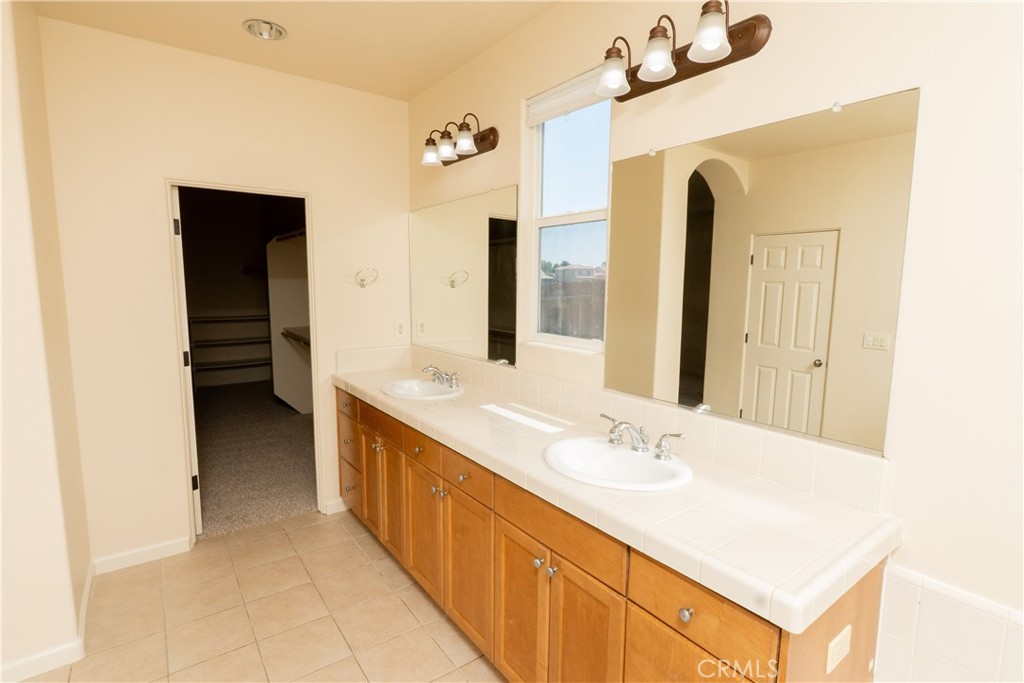 8185 Lakeshore Dr, Chowchilla, CA 93610