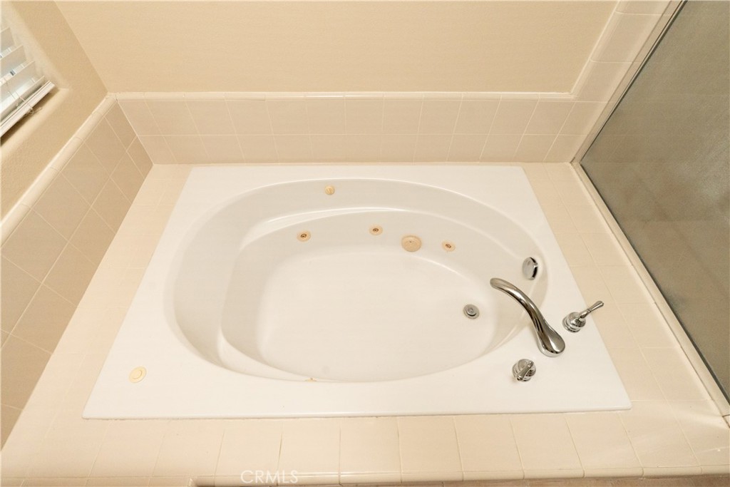 8185 Lakeshore Dr, Chowchilla, CA 93610