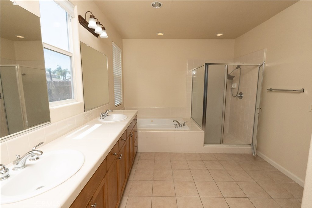 8185 Lakeshore Dr, Chowchilla, CA 93610