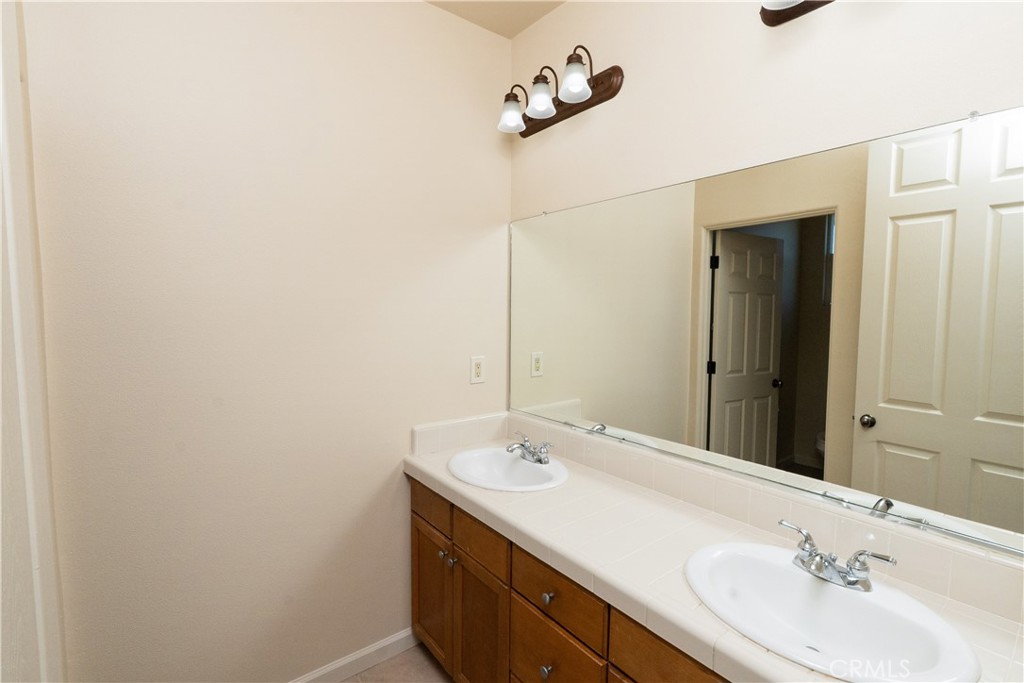 8185 Lakeshore Dr, Chowchilla, CA 93610