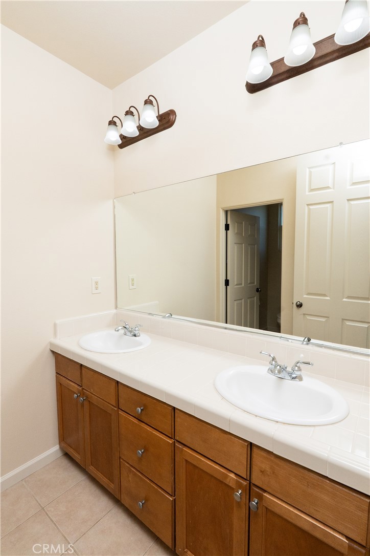 8185 Lakeshore Dr, Chowchilla, CA 93610