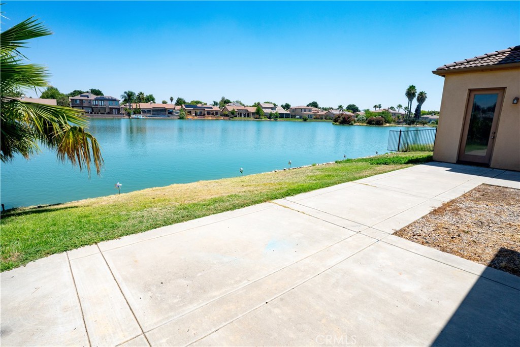 8185 Lakeshore Dr, Chowchilla, CA 93610