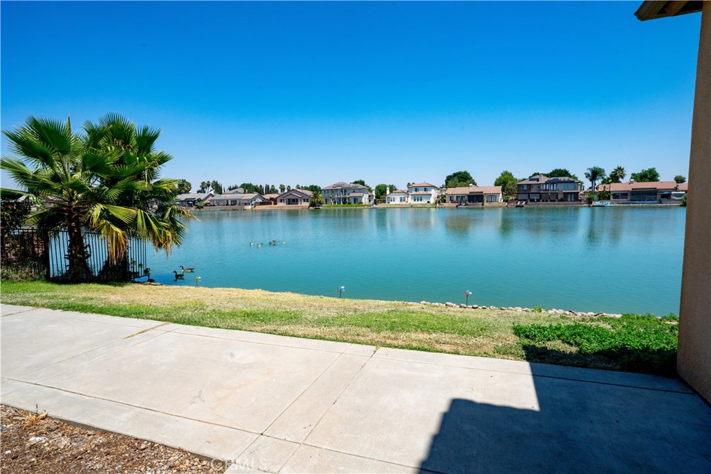 8185 Lakeshore Dr, Chowchilla, CA 93610