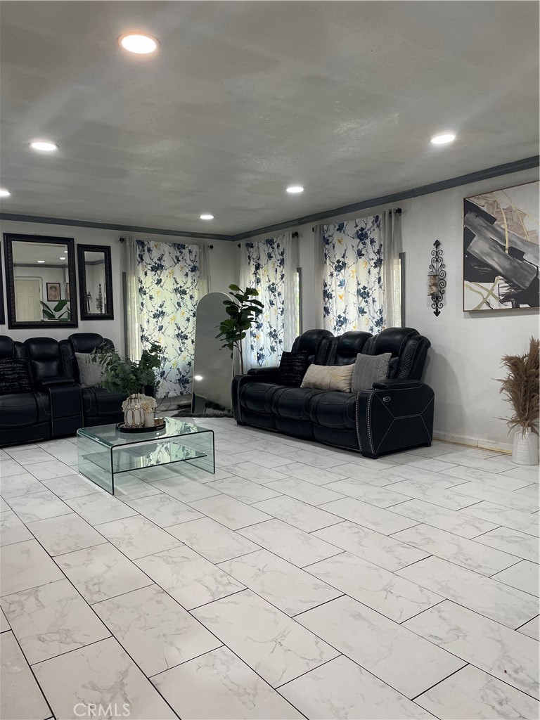 7161 Bobbie Ave, Winton, CA 95301