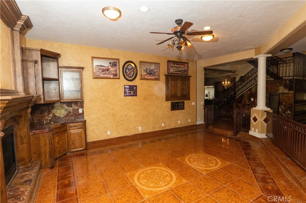 8360 Lakeshore Dr, Chowchilla, CA 93610