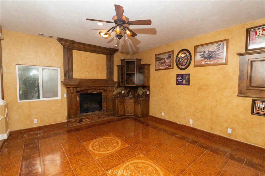 8360 Lakeshore Dr, Chowchilla, CA 93610