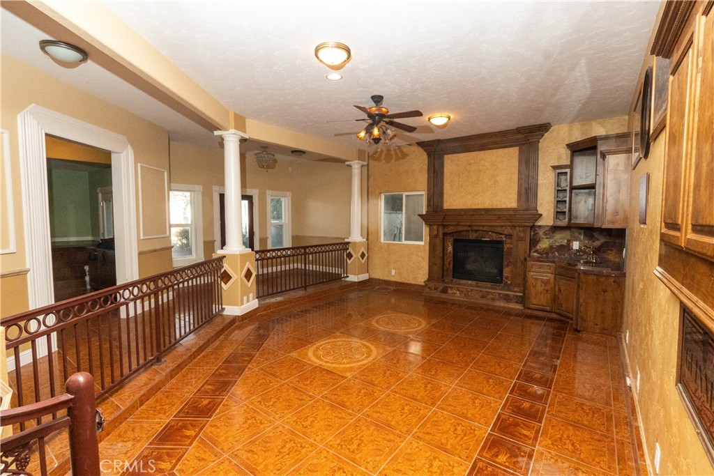 8360 Lakeshore Dr, Chowchilla, CA 93610