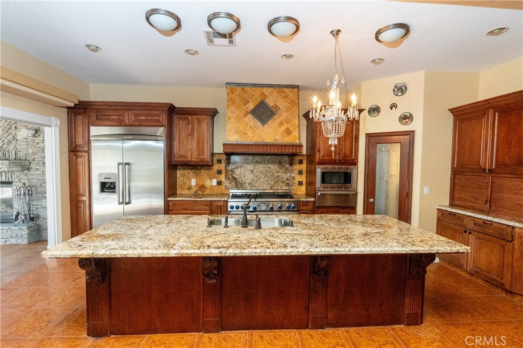 8360 Lakeshore Dr, Chowchilla, CA 93610