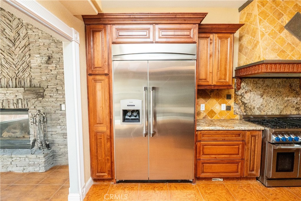 8360 Lakeshore Dr, Chowchilla, CA 93610