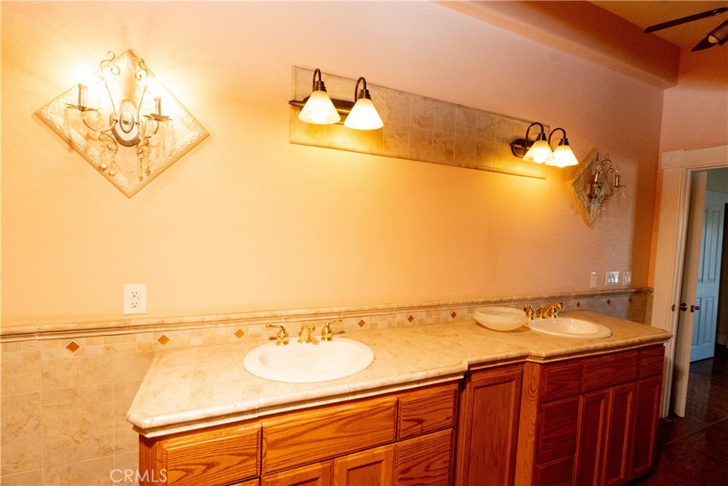 8360 Lakeshore Dr, Chowchilla, CA 93610