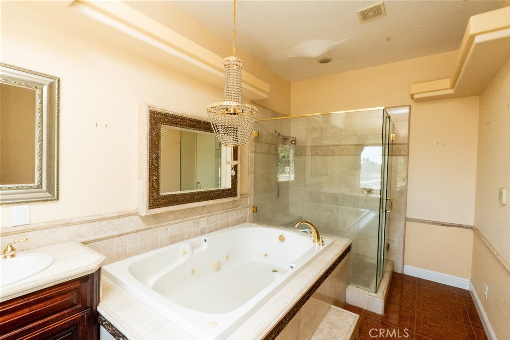 8360 Lakeshore Dr, Chowchilla, CA 93610