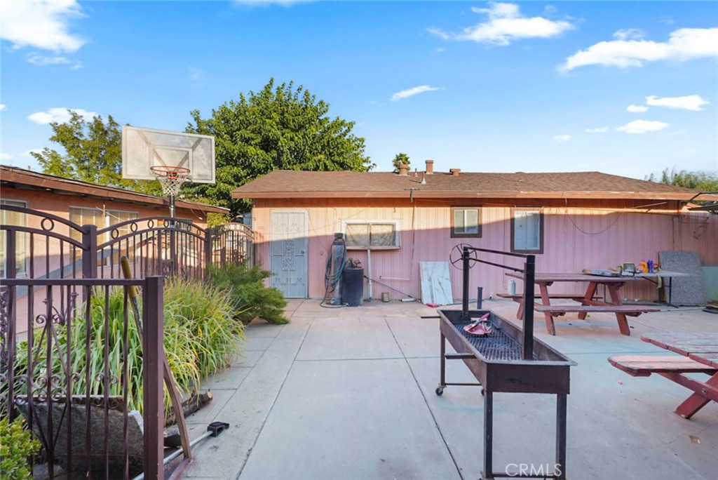 7685 Walnut Ave, Winton, CA 95388