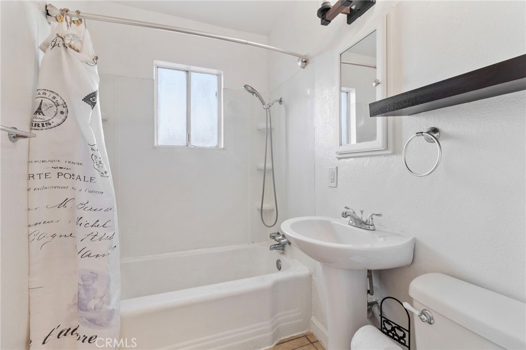 817 T St, Merced, CA 95341