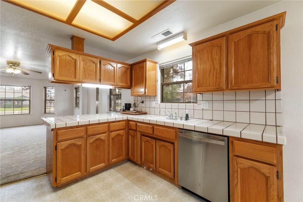 952 Upp Ct, Hanford, CA 93230