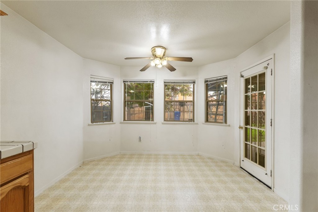 952 Upp Ct, Hanford, CA 93230