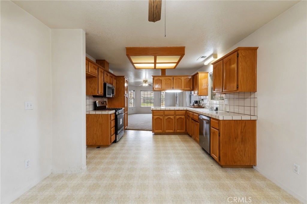 952 Upp Ct, Hanford, CA 93230