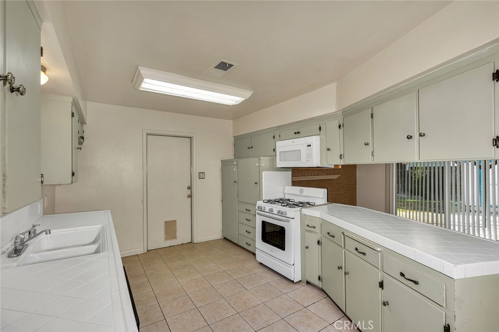 635 Brookdale, Merced, CA 95340