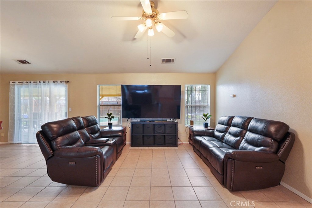 1874 Hartnell Ct, Los Banos, CA 93635