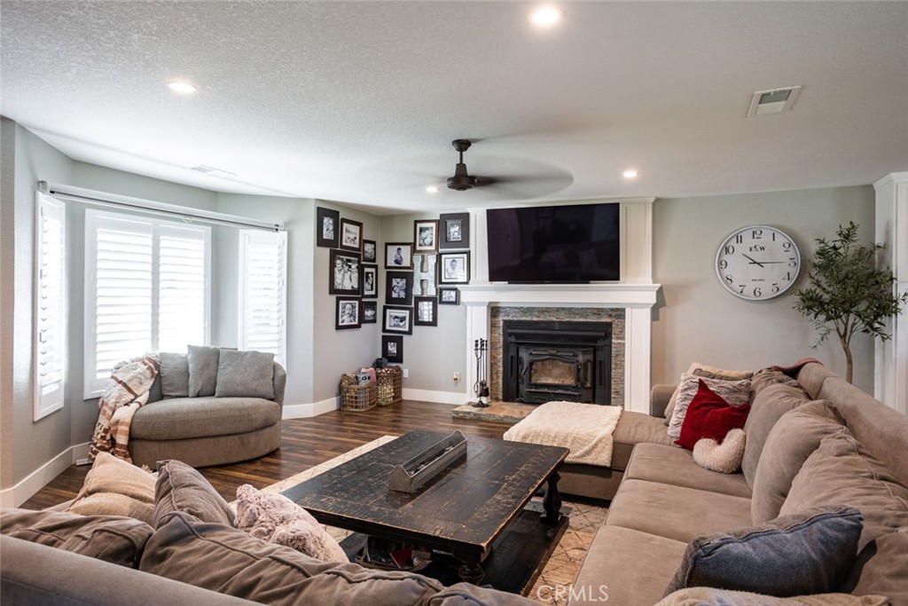 9337 Creekside Ln, Modesto, CA 95357