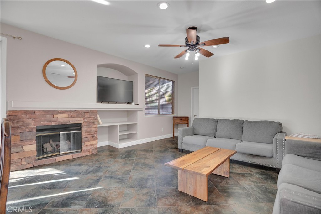 9185 N Rochester, Delhi, CA 95315