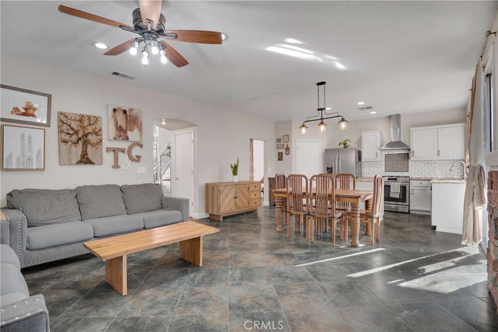 9185 N Rochester, Delhi, CA 95315