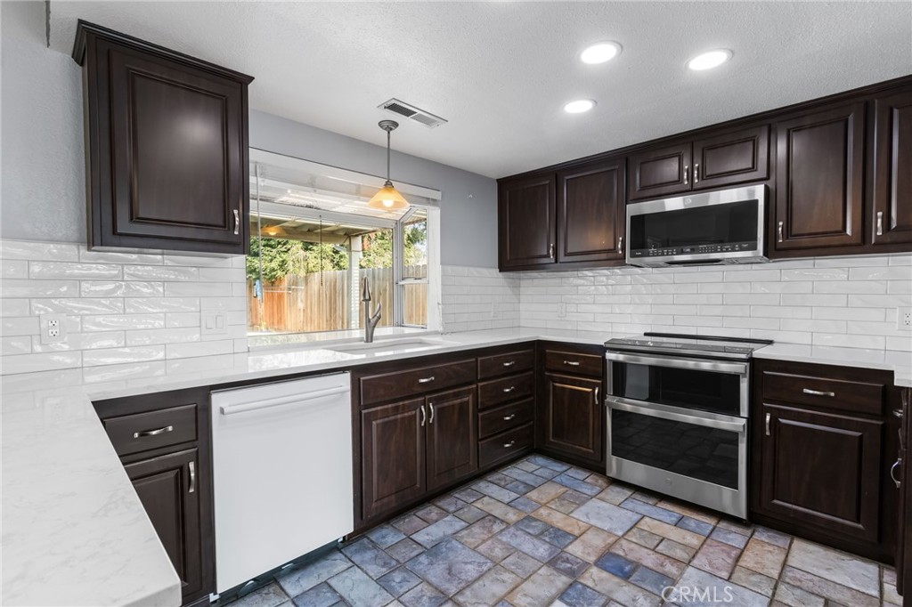 869 Redlands Ct, Merced, CA 95348